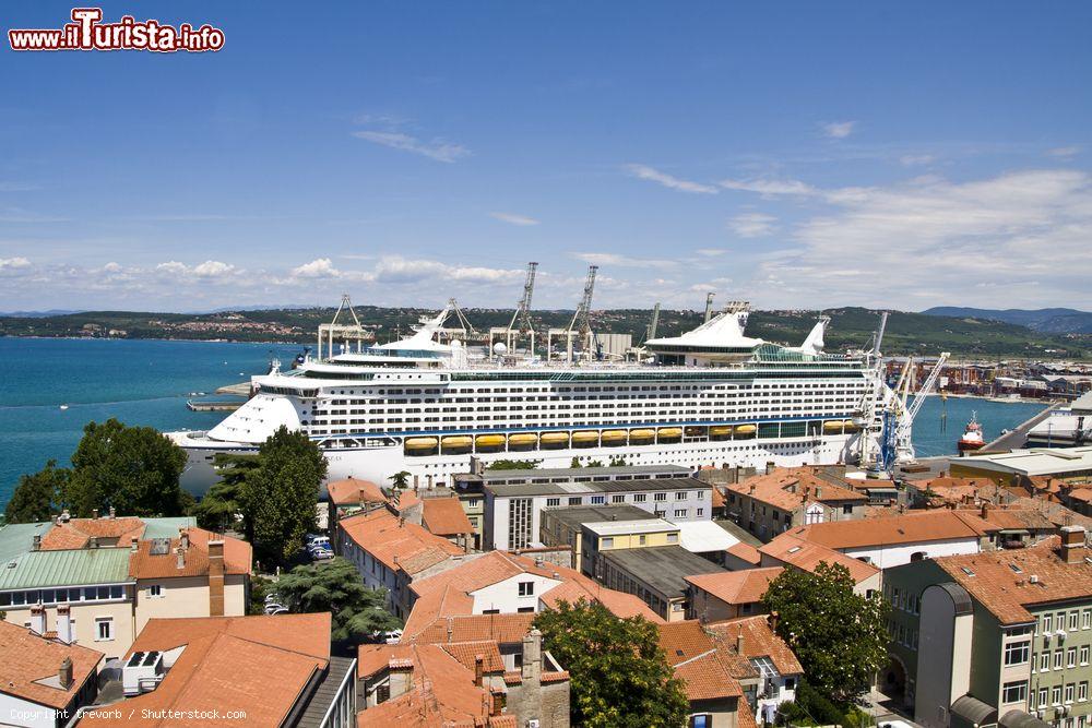 Immagine Nave da crociera nel porto di Capodistria (Koper) in Slovenia - © trevorb / Shutterstock.com