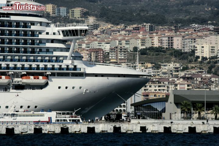 Immagine Nave da crociera nel porto di Kusadasi, Turchia - Importante punto di riferimento per il turismo della Turchia, Kusadasi vanta un bel porto in cui attraccano le tante navi da crociera che propongono ai turisti questa meta dell'Egeo © jokerpro / Shutterstock.com