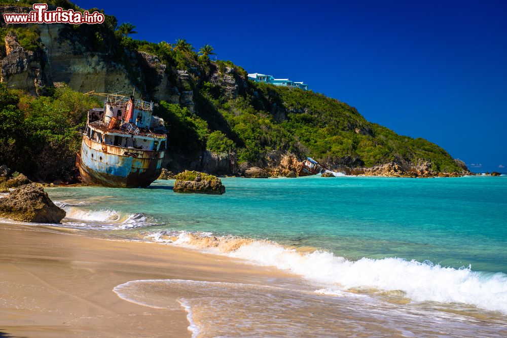 Immagine Una nave naufragata a riva di Sandy Ground Beach nei pressi dell'isola di Anguilla. A 2 km dalle coste di Anguilla si trova Sandy Island, piccola isola sabbiosa disabitata lunga 100 metri e larga una decina. Negli anni novanta alcuni cicloni tropicali danneggiarono le strutture di questo luogo paradisiaco e durante una tempesta un'imbarcazione andò ad arenarsi sull'isola.