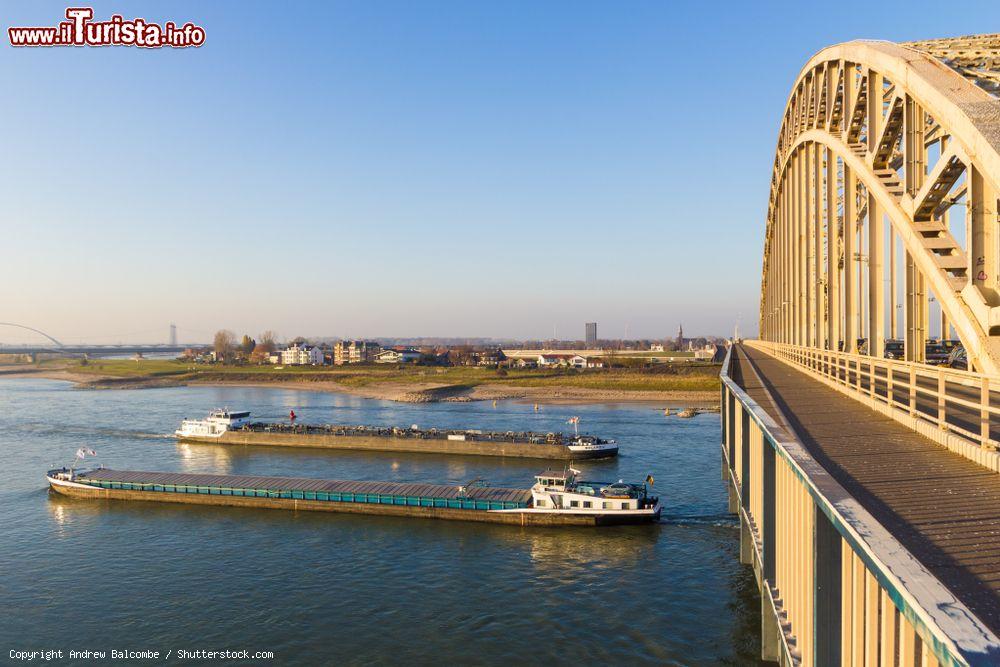 Immagine Navi cargo sul fiume Waal a Nijmegen (Olanda) durante la bassa marea - © Andrew Balcombe / Shutterstock.com