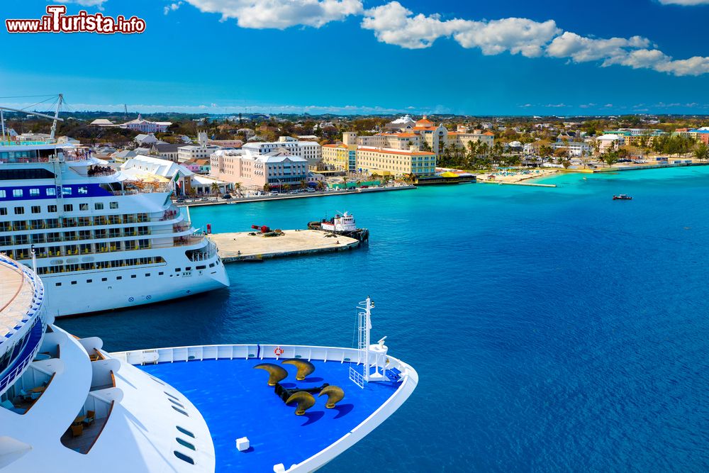 Immagine Navi da crociera al porto di Nassau, arcipelago delle Bahamas. Il trasparente mare dei Caraibi, d'un turchese quasi irreale, richiama turisti da ogni angolo del mondo, attratti dalla natura e dai fondali spettacolari.