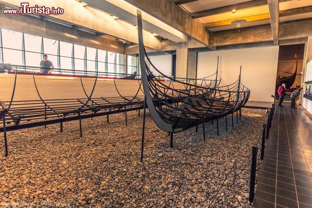 Immagine Navi vichinghe al Museo delle Navi di Roskilde, Danimarca. Questo spazio museale è dedicato alle imbarcazioni, ai viaggi in mare e alle tecniche di costruzione navale nelle epoche preistoriche e medievali - © RPBaiao / Shutterstock.com