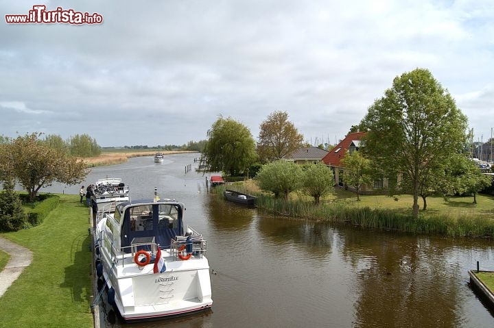 Immagine Navigazione a Sloten, siamo nella Frisia una regione dei Paesi Bassi, nel nord dell'Olanda