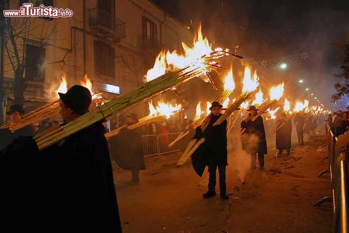 Immagine La 'Ndocciata di Agnone, la grande festa del Fuoco del Molise che si svolge l'8 dicembre (Immacolata) e la vigilia di Natale