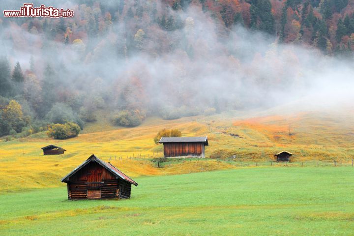 Immagine Nebbia mattutina nelle campagne di Mittenwald, Baviera, Germania. Panorama autunnale di questo grazioso borgo ai piedi dei monti del Karwendel - © CHEN MIN CHUN / Shutterstock.com