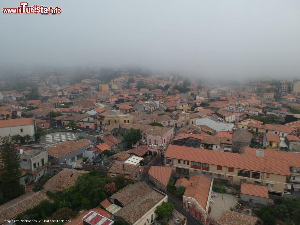 Immagine Nebbia sulle pendici dell'Etna e sul centro di Nicolosi in Sicilia - © Norbachov / Shutterstock.com