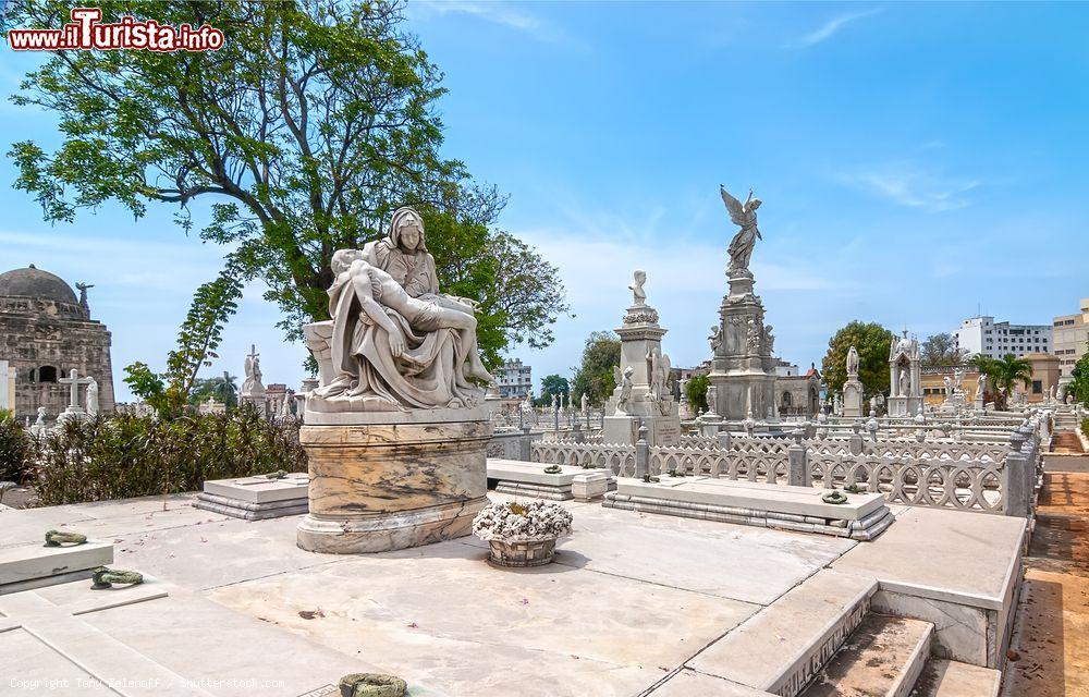 Immagine La Necròpolis Cristòbal Colòn, il famoso cimitero dell'Avana, ospita statue di marmo artisticamente interessanti; per questo è stato dichiarato Monumento Storico Nazionale. - © Tony Zelenoff / Shutterstock.com