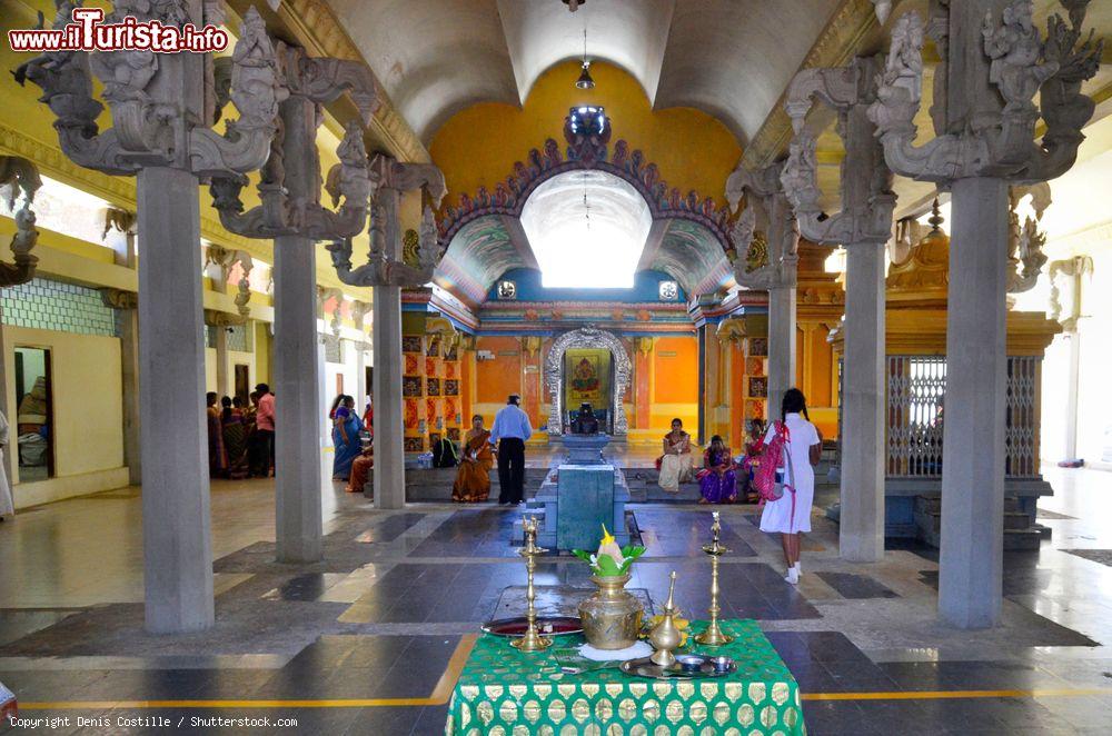 Immagine Negombo, Sri Lanka: alcuni fedeli nel Kali Amman Temple - © Denis Costille / Shutterstock.com