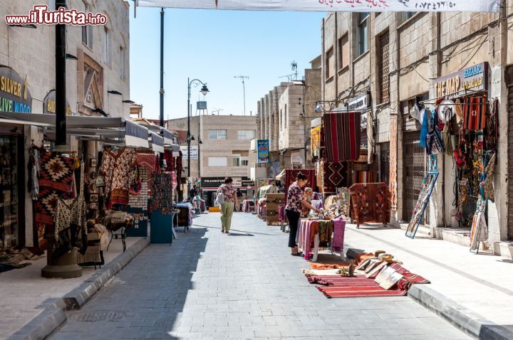 Immagine Negozi a Madaba, il turismo è garantito dato che ci troviamo nella "Città dei Mosaici", una delle attrazioni della Giordania - © Anton_Ivanov / Shutterstock.com