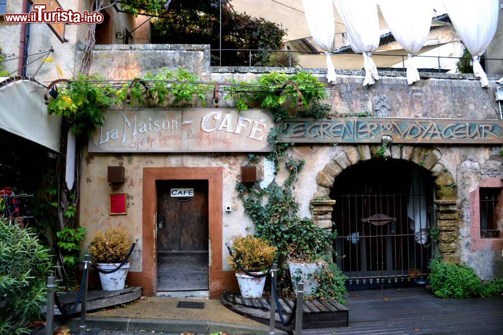 Immagine Alcune attività commericali del centro storico di Lourmarin, nel dipartimento della Vaucluse (Francia).