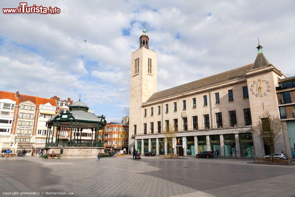 Immagine Negozi affacciati su una piazza del centro di Ostenda, Belgio - © photosmatic / Shutterstock.com