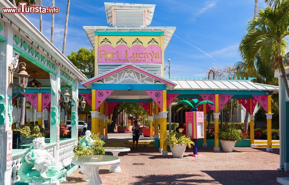 Immagine Negozi al centro commerciale Port Lucaya a Freeport, Bahamas. Si trova nella zona sud della cittadina, nei pressi di una delle spiagge dell'isola - © Yevgen Belich / Shutterstock.com