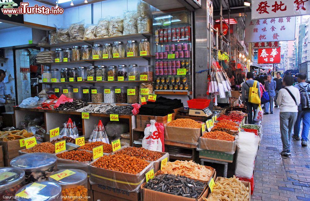 Immagine Negozi al Sheung Wan Market in Des Voeux Road, a Hong Kong. Questa zona della città è famosa per la sua attività commerciale fin dal XIX secolo - © claudio zaccherini / Shutterstock.com
