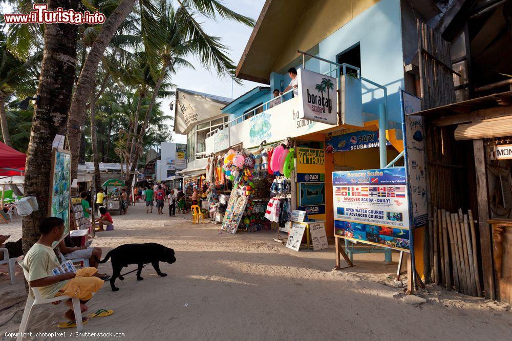 Immagine Negozi e bar lungo White Beach, la principale spiaggia dell'isola di Boracay (Filippine) - foto © photopixel / Shutterstock.com