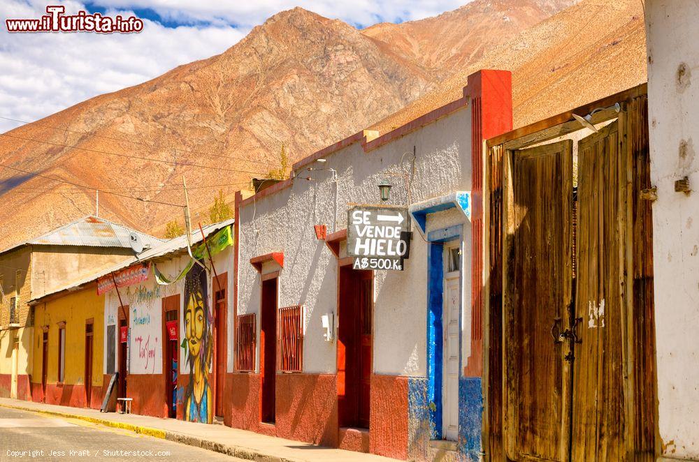 Immagine Negozi e boutique affacciate lungo una strada di Pisco Elqui, Cile - © Jess Kraft / Shutterstock.com