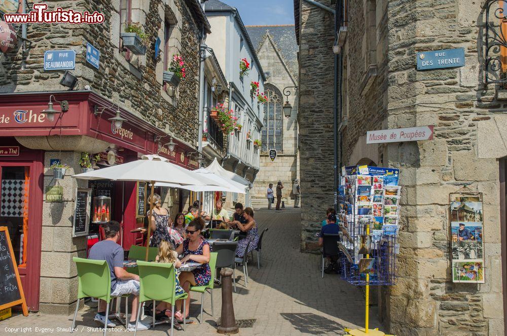 Immagine Negozi e locali affacciati su rue des Trente a Josselin, Francia - © Evgeny Shmulev / Shutterstock.com