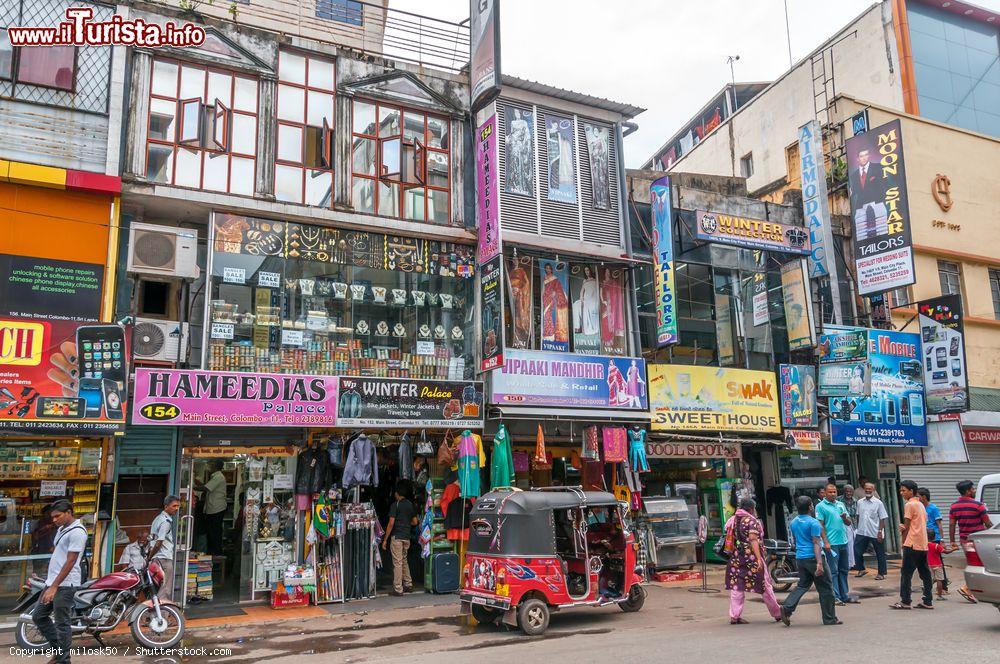 Immagine Negozi in una strada del centro storico di Colombo, Sri Lanka - © milosk50 / Shutterstock.com