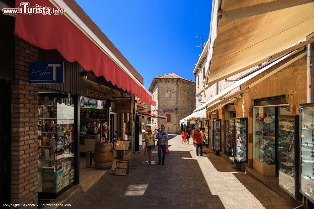 Immagine Negozi in una stradina del centro storico di San Marino, Repubblica di San Marino. Siamo nella parte alta del Monte Titano a 750 metri sul livello del mare. Il centro è un mosaico di contrade e viuzze su cui si affacciano negozi e monumenti- © SimoneN / Shutterstock.com