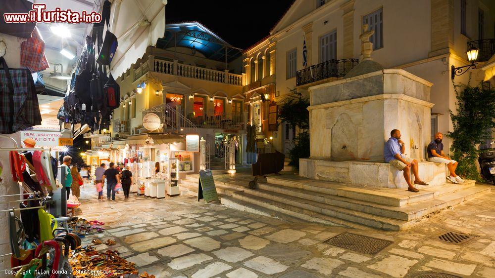 Immagine Negozi nel centro del borgo di Tino by night, isola di Tino, Grecia - © Milan Gonda / Shutterstock.com