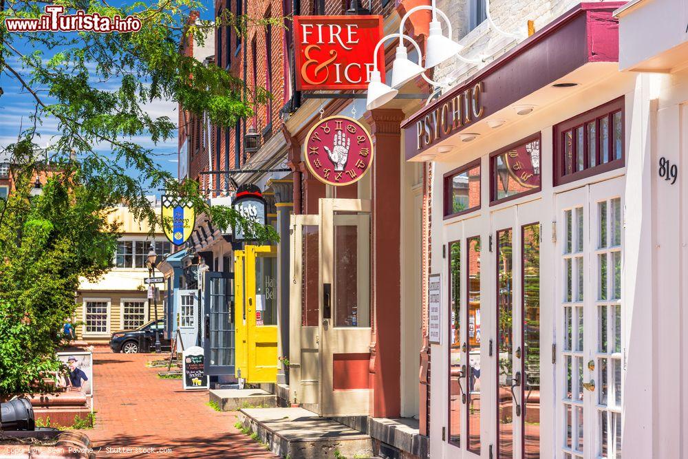 Immagine Negozi nel quartiere di Fell's Point a Baltimora, Maryland, Stati Uniti d'America. Questa storica zona ha origine nel 1763 lungo la sponda nord del porto cittadino - © Sean Pavone / Shutterstock.com