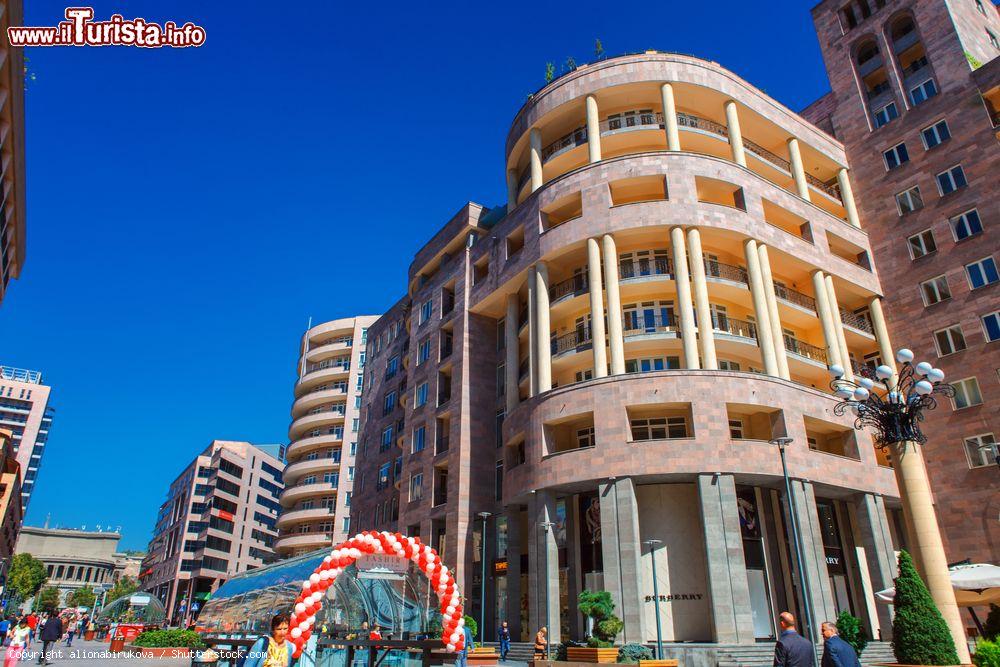 Immagine Negozi sulla Northern Avenue di Yerevan, Armenia. In questa zona del centro dedicata allo shopping ci sono boutique e locali - © alionabirukova / Shutterstock.com