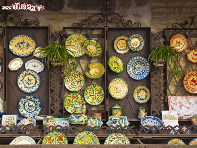 Immagine Ceramiche artigianali in un negozio nel centro di Toledo. Da secoli la zona di Toledo è famosa per la produzione di ceramiche decorate e colorate, benché il prodotto artigianale per eccellenza fossero le spade e oggi siano i coltelli e altri oggetti in acciaio - © VICTOR TORRES / Shutterstock.com