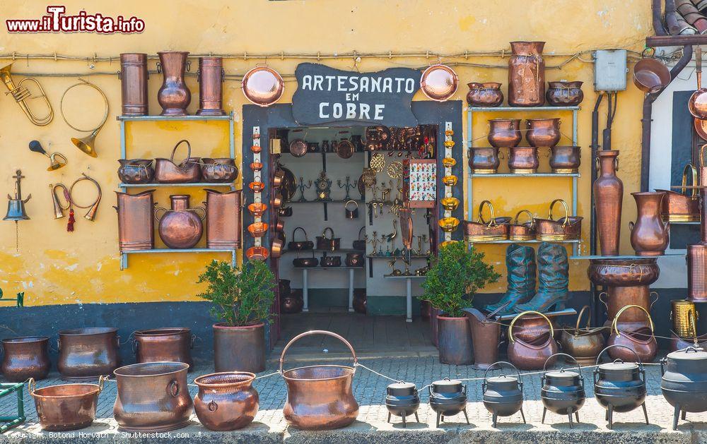 Immagine Un negozio di oggetti d'artigianato in rame nel centro di Barcelos, Portogallo - © Botond Horvath / Shutterstock.com