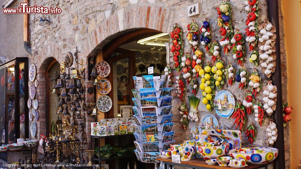 Immagine Un negozio di souvenir con oggetti fatti a mano nel centro città di Sirmione, Lago di Garda, Lombardia - © Sergio Monti Photography / Shutterstock.com