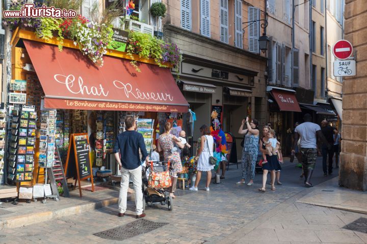 Immagine Negozio di souvenir in centro ad Aix-en-Provence, Francia - Lasciata la macchina al di fuori del centro di Aix en Provence si può passeggiare fra viuzze e piazze alla ricerca di souvenir o di qualche pezzo di antiquariato e artigianato provenzale © Ivica Drusany / Shutterstock.com