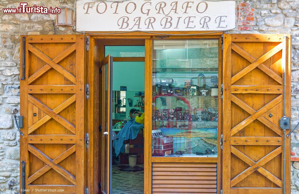 Immagine Un accostamento insolito: negozio di un fotografo e barbiere nel borgo di Acciaroli in Campania - © Gimas / Shutterstock.com