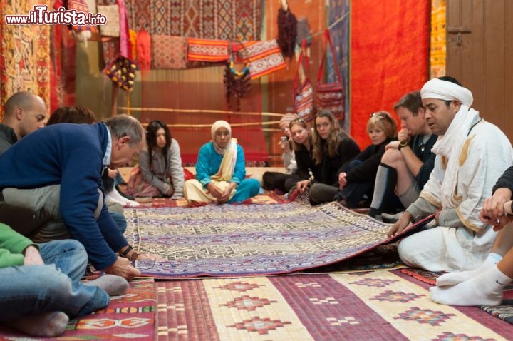 Immagine Negozio di tappeti in centro, in un souk di Ouarzazate in Marocco - © Philip Lange / Shutterstock.com