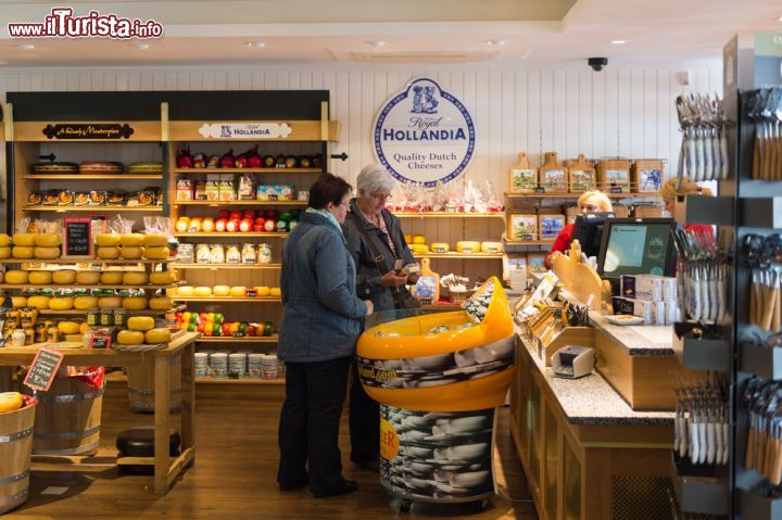 Immagine Negozio di formaggi a Volendam, Olanda - Un tipico negozi di generi alimentari specializzato nella vendita di formaggi e latticini. Le specialità dei caseifici locali offerte a turisti e buongustai comprende un'ampia varietà di formaggi a pasta morbida e stagionata © Anton_Ivanov / Shutterstock.com