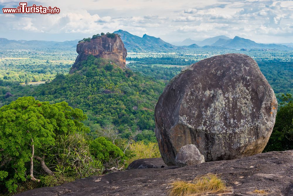 Immagine Nel centro dello Sri Lanka sorge la fortezza di Sigiriya, che assieme ai siti archeologici di Polonnaruwa e Anuradhapura forma il cosiddetto Cultural Triangle.