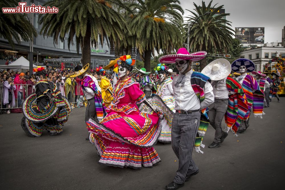 Immagine Da alcuni anni nelle strade di Città del Messico migliaia di persone partecipano come figuranti al corteo del Día de Muertos.