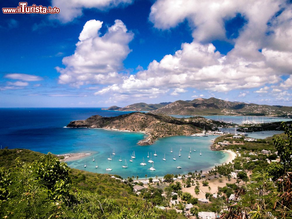 Immagine Nelson's Dockyard a Antigua, America Centrale. Porto e cantiere navale storico situato sull'estremità meridionale dell'isola di Antigua, dal luglio 2016 fa parte dei patrimoni mondiali dell'Unesco. Il nome deriva da Lord Horatio Nelson che vi abitò fra il 1784 e il 1787.