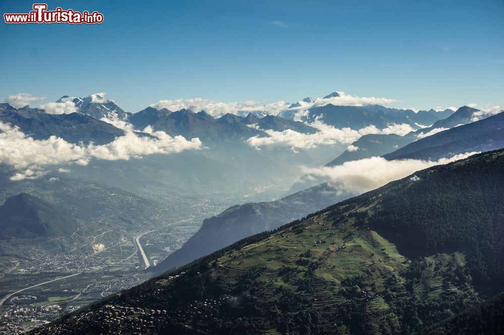 Immagine Nendaz vista dall'alto di uno dei suoi percorsi trekking, cantone del Vallese, Svizzera.