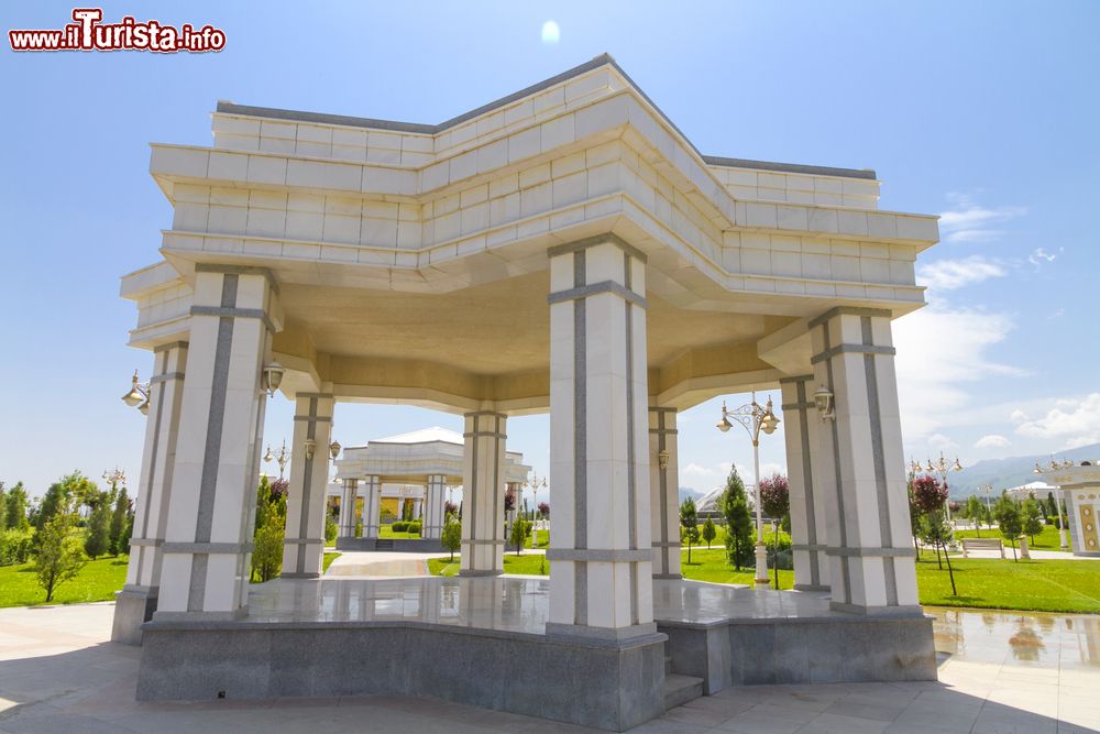 Immagine Neutrality Monument Park di Ashgabat, Turkmenistan. Questo parco commemora la posizione ufficiale di neutralità del paese.