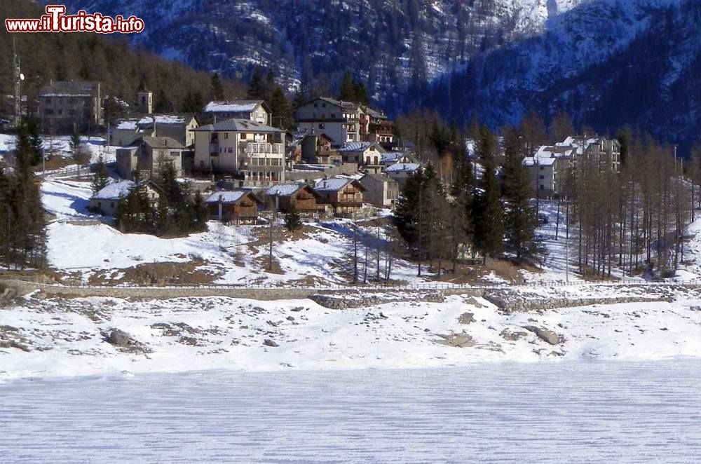 Immagine Ceresole Reale in inverno, con il lago ghiacciato. La località di villeggiatura della Valle del fiume Orco si trova ad oltre 1600 metri di altitudine - © F Ceragioli - CC BY-SA 3.0, Wikipedia