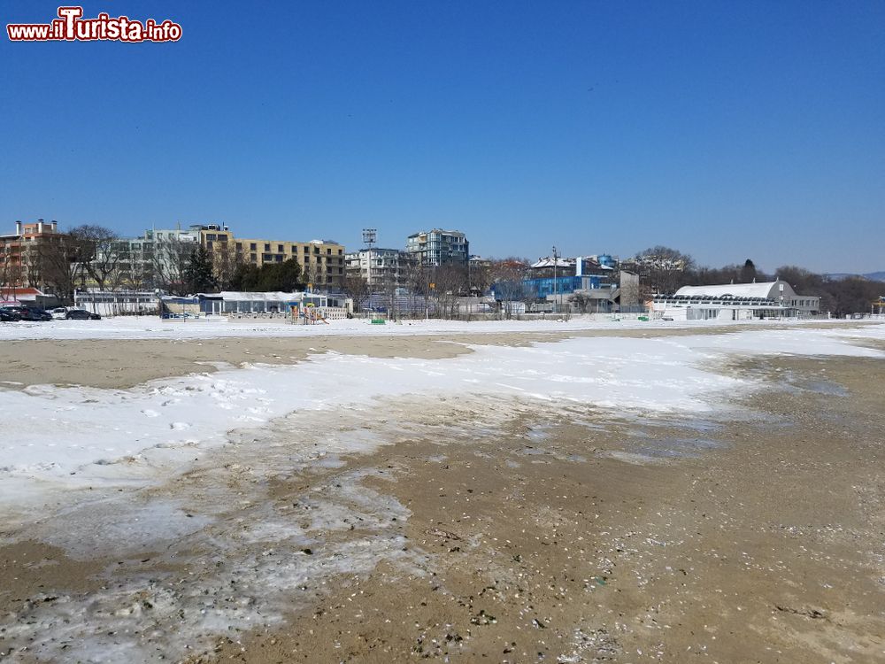 Immagine Neve in spiaggia sul Mar Nero a Varna, Bulgaria. Terza città del paese dopo Sofia e Plovdiv, Varna è una bella località balneare e importante porto sul Mar Nero.