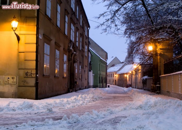 Immagine Neve sui vicoli nel centro di Bratislava, Slovacchia - Centro economico, politico, scientifico e culturale della Slovacchia, Bratislava è una città in continua trasformazione anche per via della continua crescita economica del paese e del suo ingresso nell'area dell'Euro. Ospita teatri, edifici storici, gallerie d'arte e locali che la rendono una delle mete più apprezzate in Europa dai turisti. Passeggiare lungo i suoi vicoli, ricoperti di neve, è un must da non perdere se si è in tour nella capitale slovacca durante i mesi invernali  - © Renata Sedmakova / Shutterstock.com