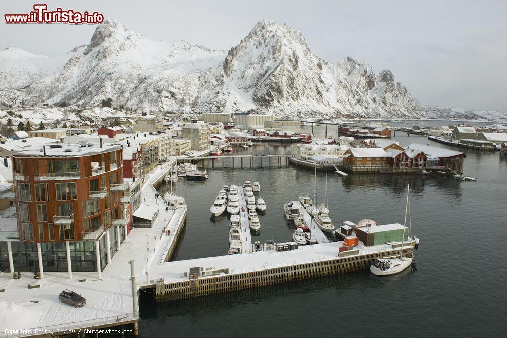 Immagine Neve sul porto di Svolvaer, Lofoten (Norvegia) - © Dmitry Chulov / Shutterstock.com