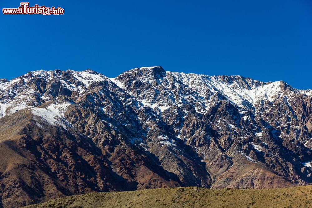 Immagine Neve sulla cima della Ande con il cielo blu sullo sfondo, valle di Elqui, Cile.