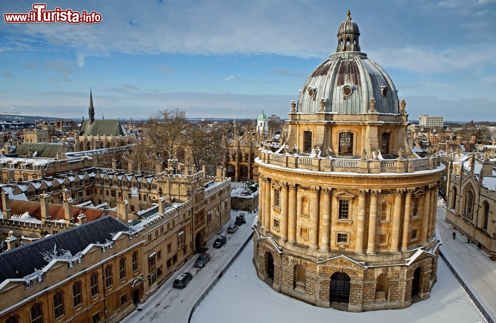 Immagine Neve sulla Radcliffe Camera al Lincoln College di Oxford, Inghilterra.