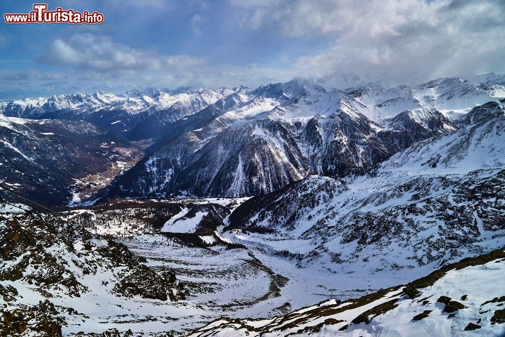 Immagine Neve sulla valle di Pejo, Trentino Alto Adige. Nella stagione invernale la valle di Pejo offre ai turisti impianti e piste che si snodano ai piedi del monte Vioz.