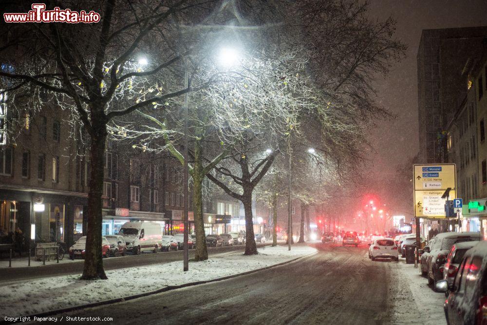 Immagine Neve sulle auto lungo una strada del centro di Dortmund, Germania, durante una tormenta di notte - © Paparacy / Shutterstock.com