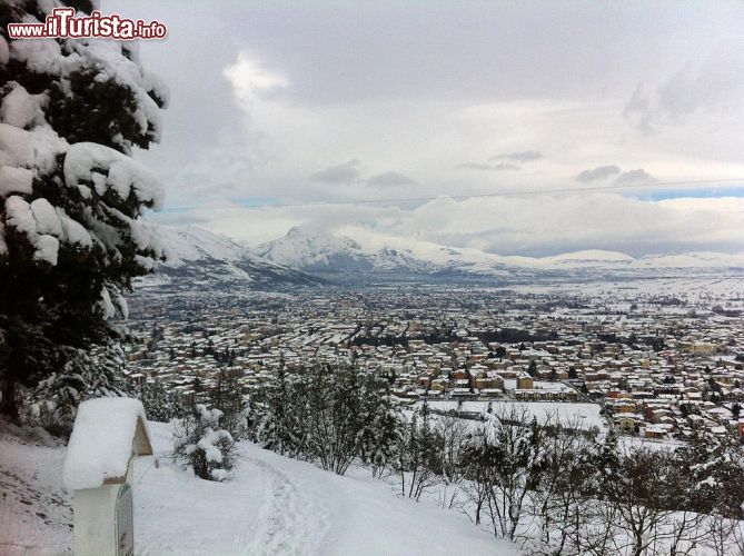 Immagine Nevicata ad Avezzano, la grande città nel cuore dell'Abruzzo- © Marica Massaro - CC BY-SA 4.0 - Wikimedia Commons.