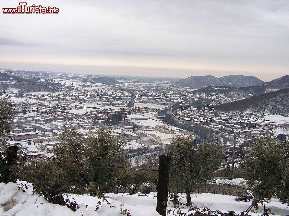 Immagine Nevicata a Gavardo fotografata dal Monte Magno in procincia di Brescia, Lombardia - © Pubblico dominio, Wikipedia