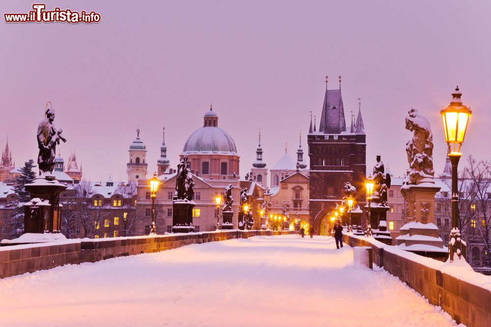 Immagine Nevicata a Praga: il Ponte di Carlo e il quartiere Mala Strana