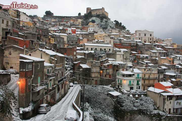 Immagine Il borgo storico di Santa Lucia del Mela in Sicilia, fotografato dopo una nevicata