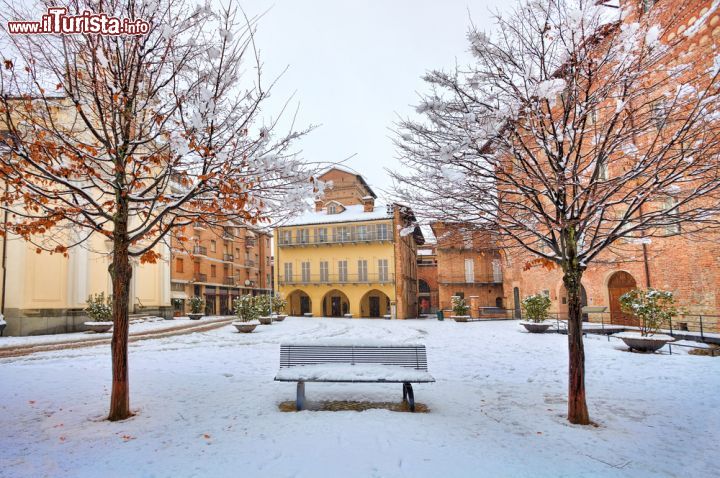 Immagine Nevicata in centro a Alba, Piemonte, Italia - © Rostislav Glinsky / Shutterstock.com